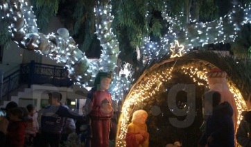 Λαμπερή Χριστουγεννιάτικη Νάουσα Πάρου!