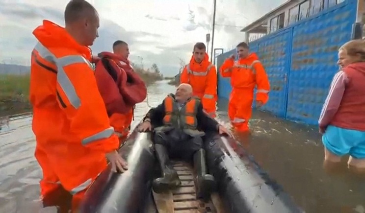 Μια νεκρή από σφοδρές πλημμύρες στην Αλβανία - Εκατοντάδες κάτοικοι απομακρύνθηκαν εσπευσμένα από τα σπίτια τους (βίντεο)