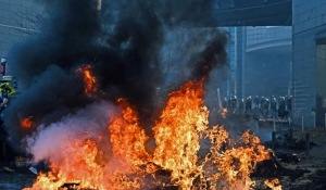 Βρυξέλλες: Υπό πολιορκία το Ευρωπαϊκό Κοινοβούλιο από τους αγρότες – Μπλόκα, φωτιές, αβγά και μάνικες