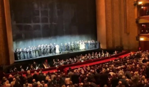 Η συγκινητική στιγμή που η χορωδία της Metropolitan Opera ψέλνει τον εθνικό ύμνο της Ουκρανίας