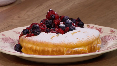 Pancake αφράτο με μελένια κόκκινα φρούτα (Bίντεο)