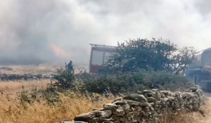 Πάρος: «Μάχη» μέσα στις φλόγες! Συγκλονίζουν οι αγωνιώδεις προσπάθειες κατάσβεσης της πυρκαγιάς… (Βίντεο)