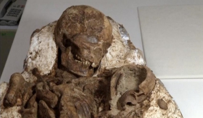 Κρατά αγκαλιά το μωρό της εδώ και 4.800 χρόνια