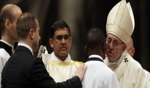 Ο Πάπας βάφτισε τον «μετανάστη ήρωα» -Είχε σταματήσει ληστή με μπαλτά
