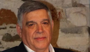 Αντώνης Κομνηνός: Ο εφοπλιστής που προωθεί τον πολιτισμό στη Σύρο, με κόρη που δραστηριοποιείται στην Αντίπαρο